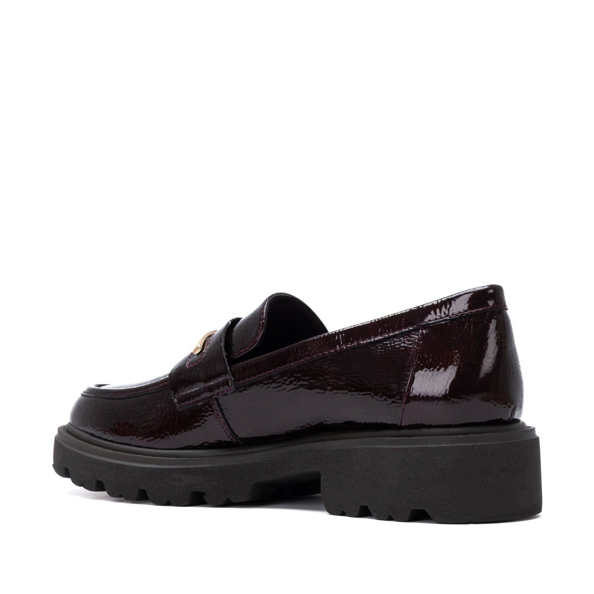 Mocassim Carmela verniz bordeaux, vista de perfil traseiro sobre fundo branco