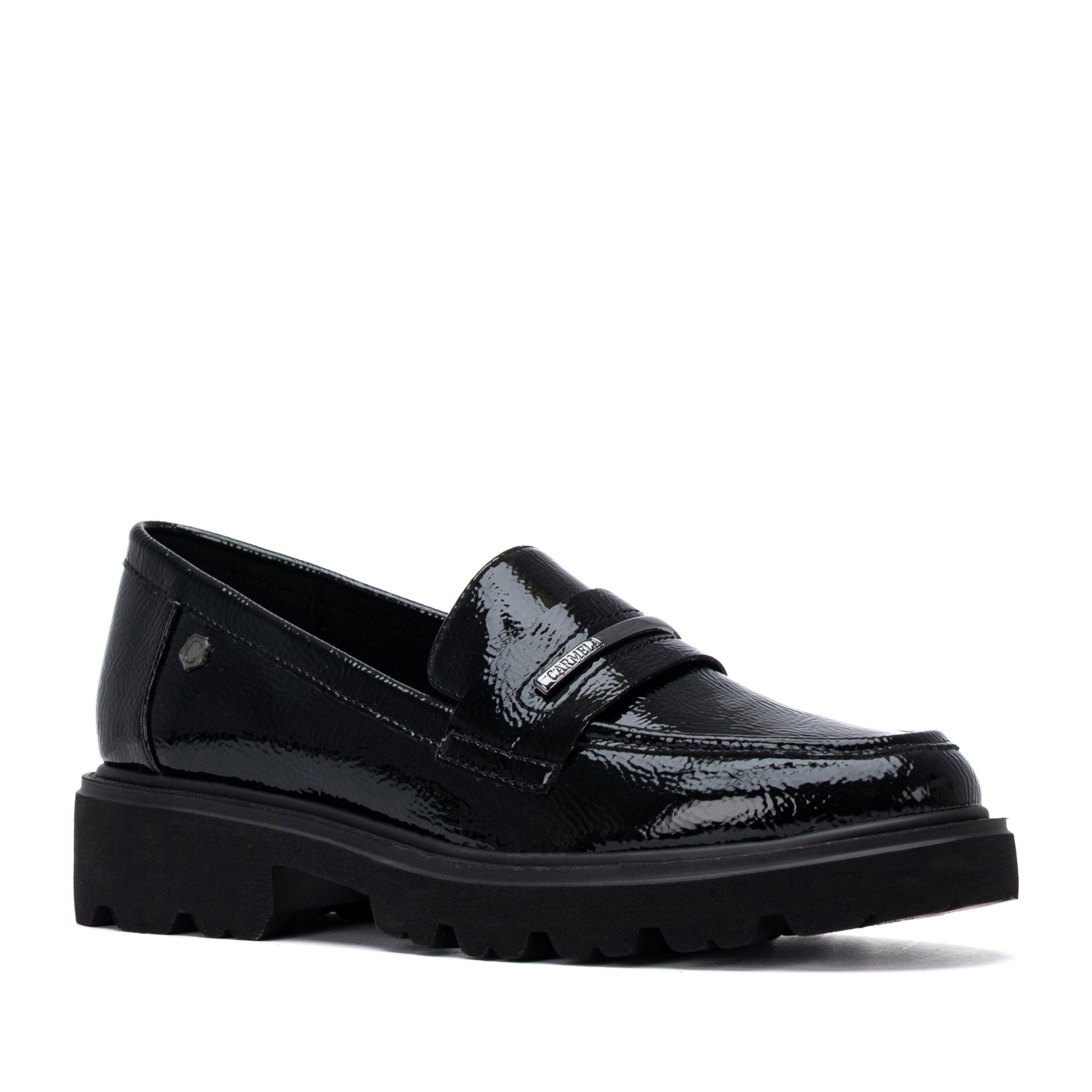 Mocassim Carmela em verniz preto com sola grossa e placa metálica com o logotipo Carmela, vista lateral em fundo branco