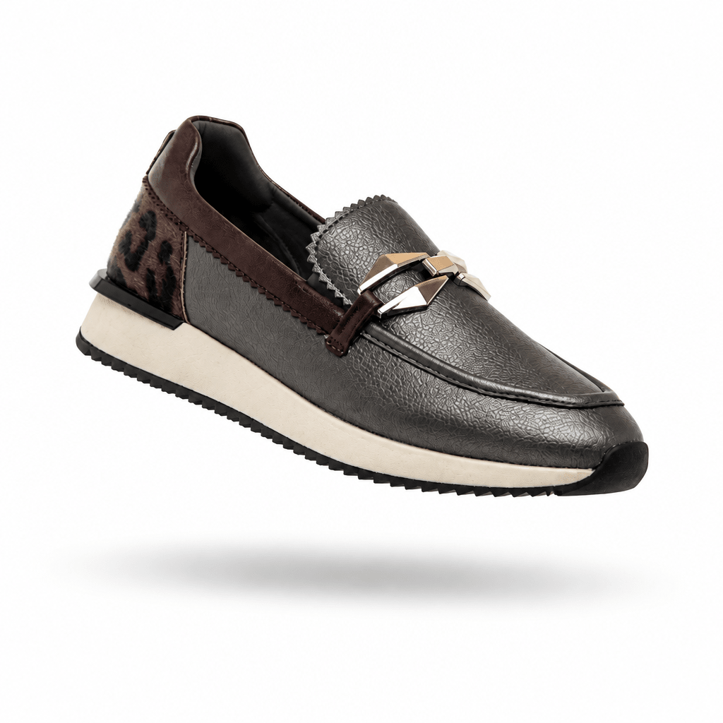 Mocassim desportivo Mariamare prata velha metalizado com corrente prateada, calcanhar animal print e sola branca, em fundo branco