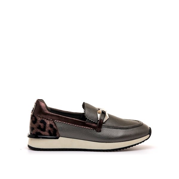 Mocassim desportivo Mariamare prata velha de perfil, com remates castanho escuro, calcanhar em leopardo e sola branca