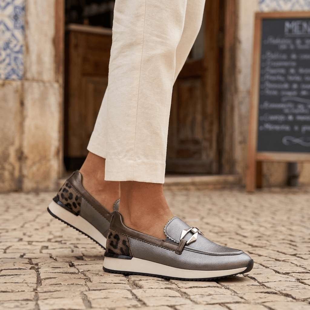 Mocassins Mariamare prata velha com calcanhar animal print numa calçada portuguesa, look casual com calças cremes