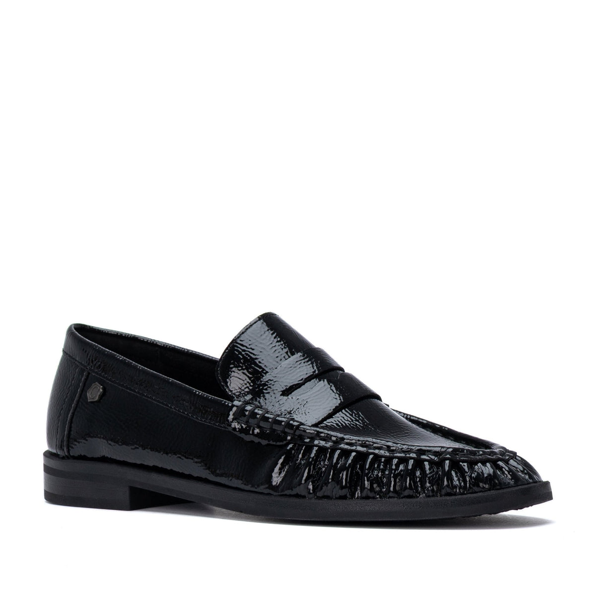 Mocassim em pele envernizada preta, vista lateral, packshot em fundo branco