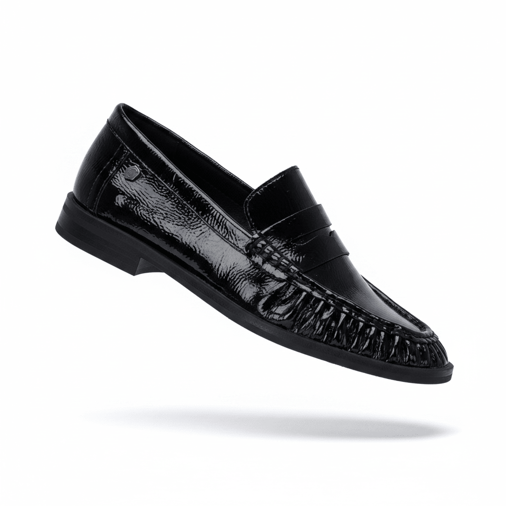 Mocassim em pele envernizada preta, vista lateral em ângulo, packshot em fundo claro