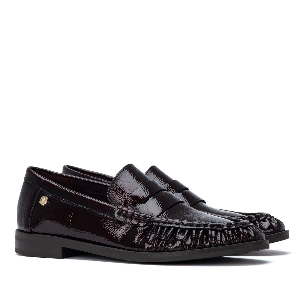 Par de mocassins Carmela pele envernizada bordeaux, vista lateral sobre fundo branco
