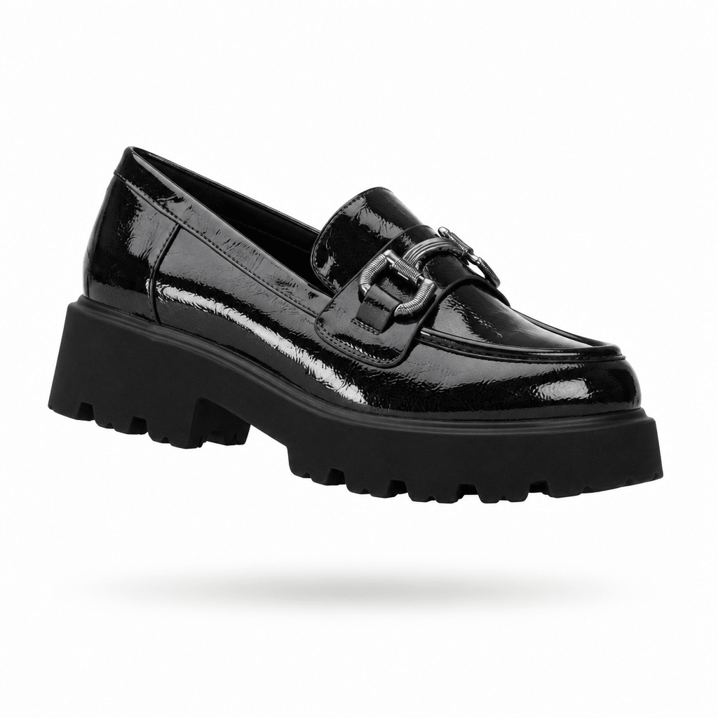 Mocassim XTi em verniz kaki escuro com adorno metálico e sola plataforma, em levitação sobre fundo branco