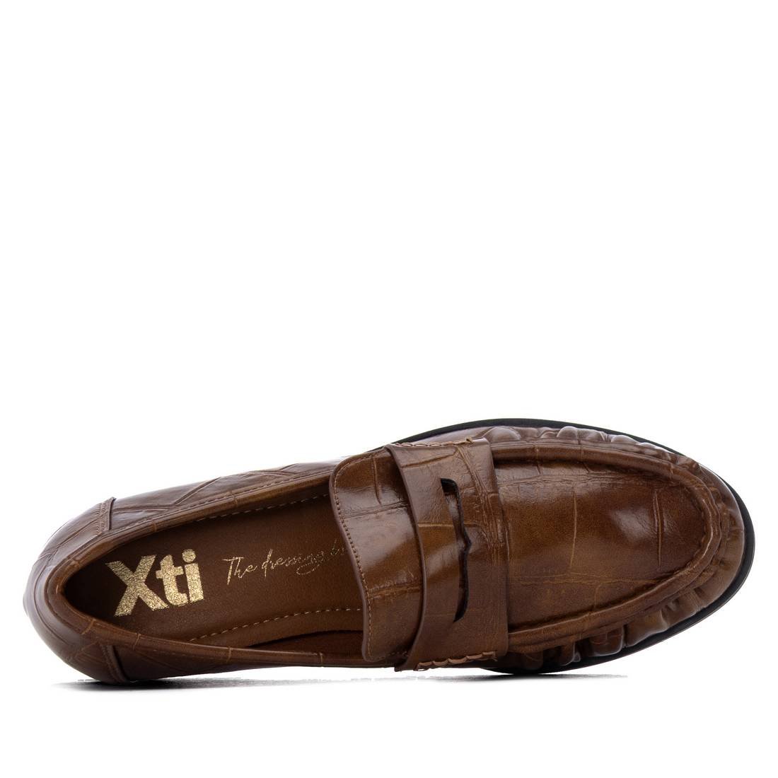 Mocassim Xti camel visto de cima, com palmilha e presilha clássica