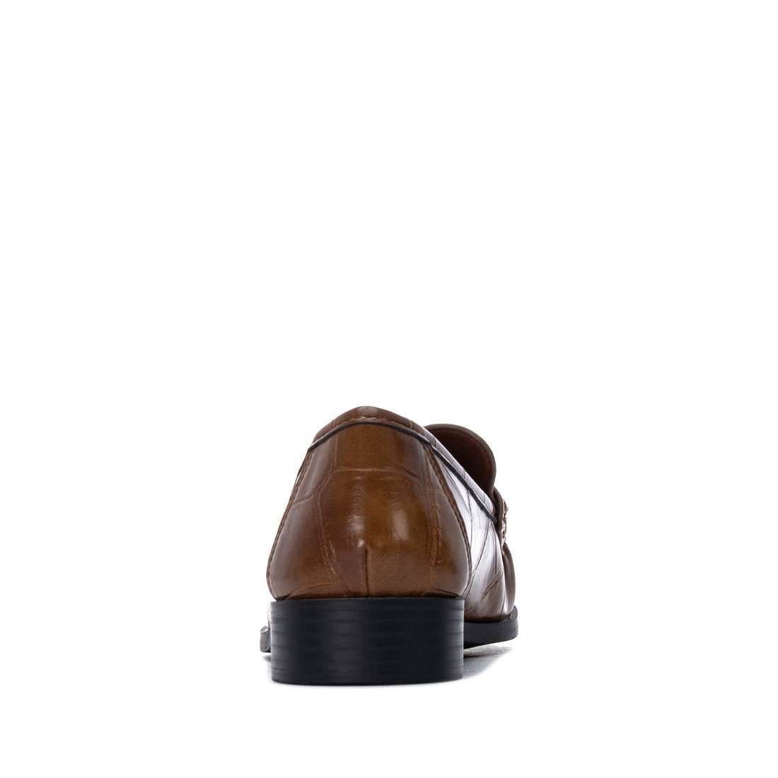 Mocassim Xti camel visto por trás, com tacão baixo e largo