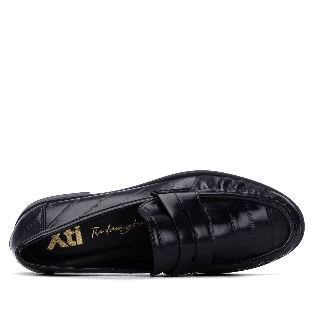 Mocassim Xti preto visto de cima, com palmilha e presilha clássica