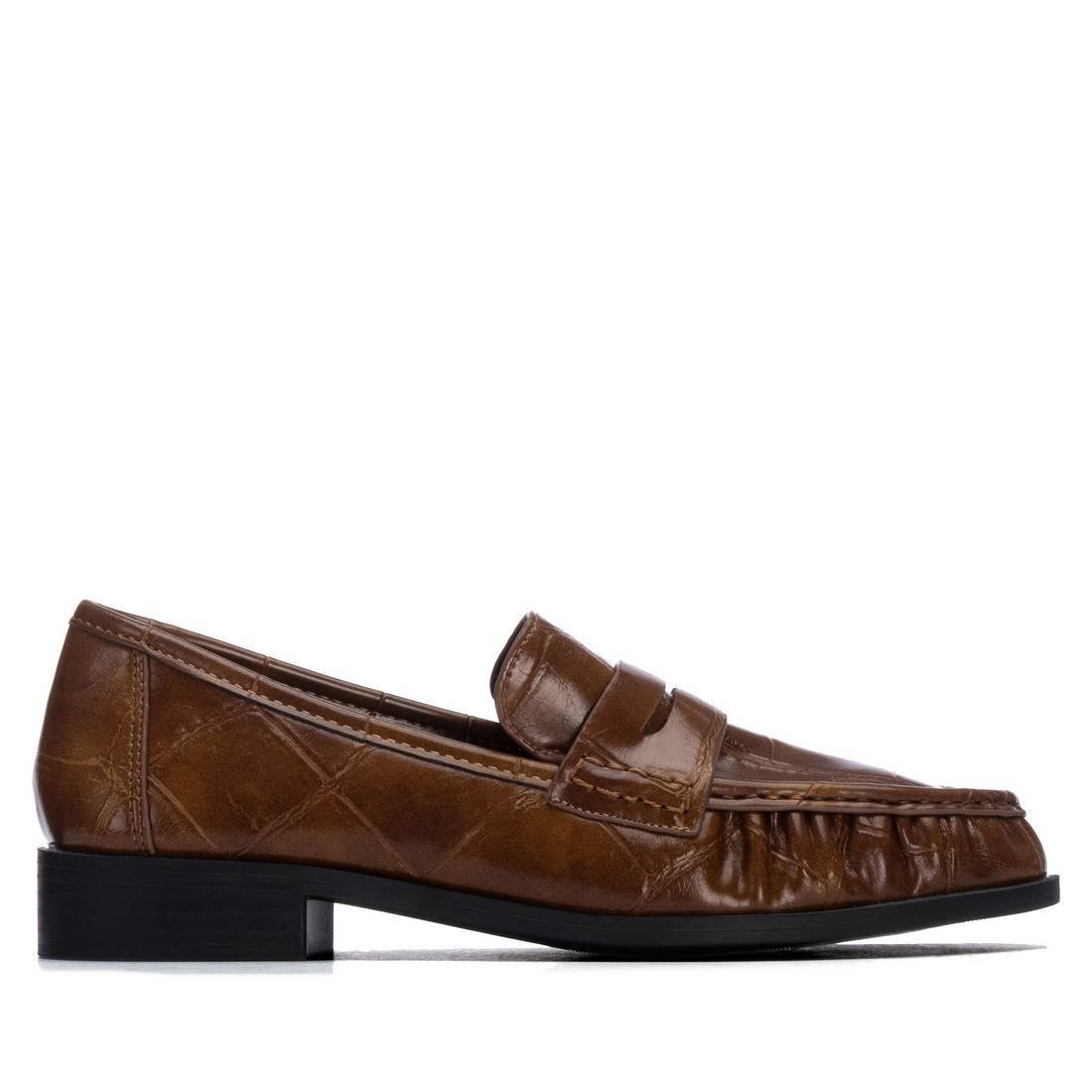 Mocassim Xti camel penny loafer com efeito pele brilhante, vista lateral exterior sobre fundo branco