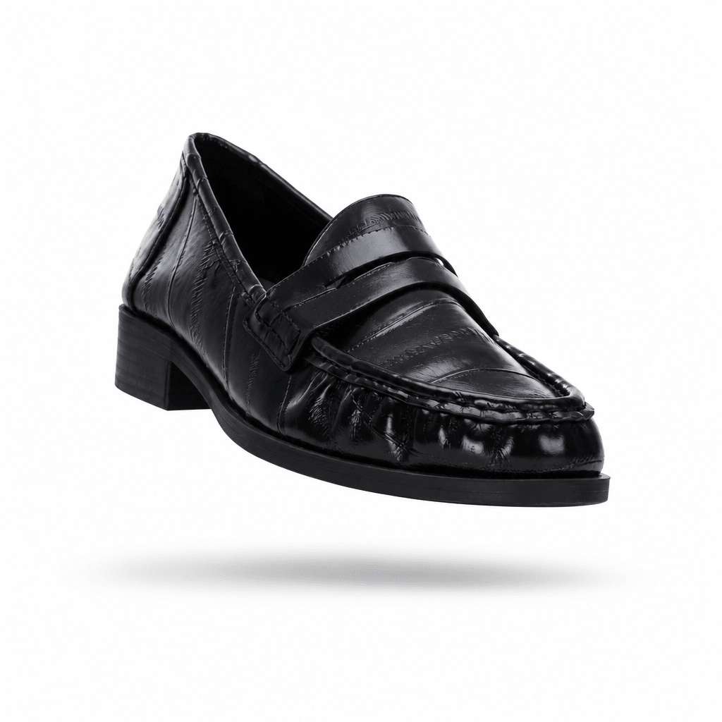 Mocassim Xti preto penny loafer em pele sintética brilhante com cosidos gravados, em levitação sobre fundo branco, vista três quartos frontal