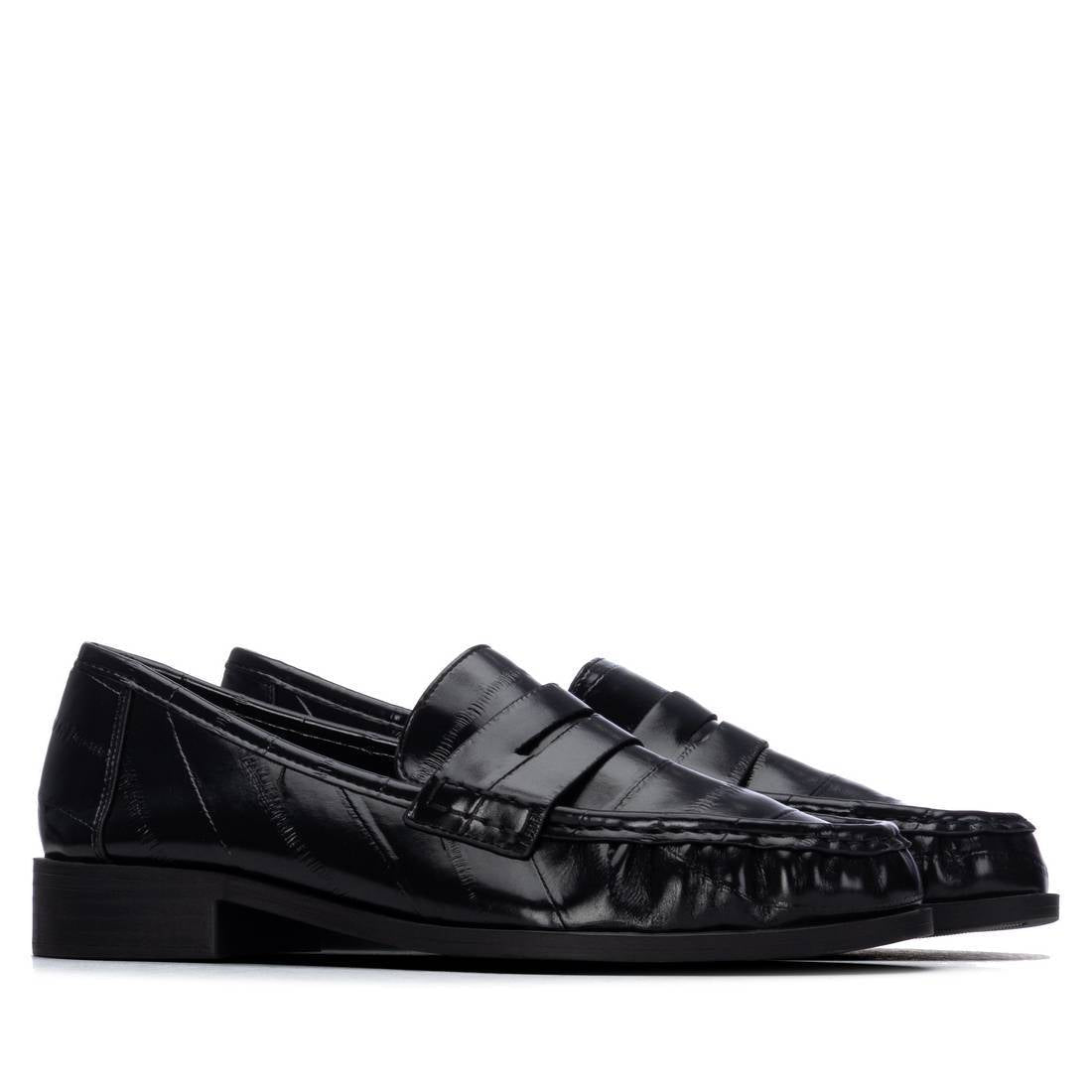 Par de mocassins Xti preto penny loafer com efeito pele brilhante