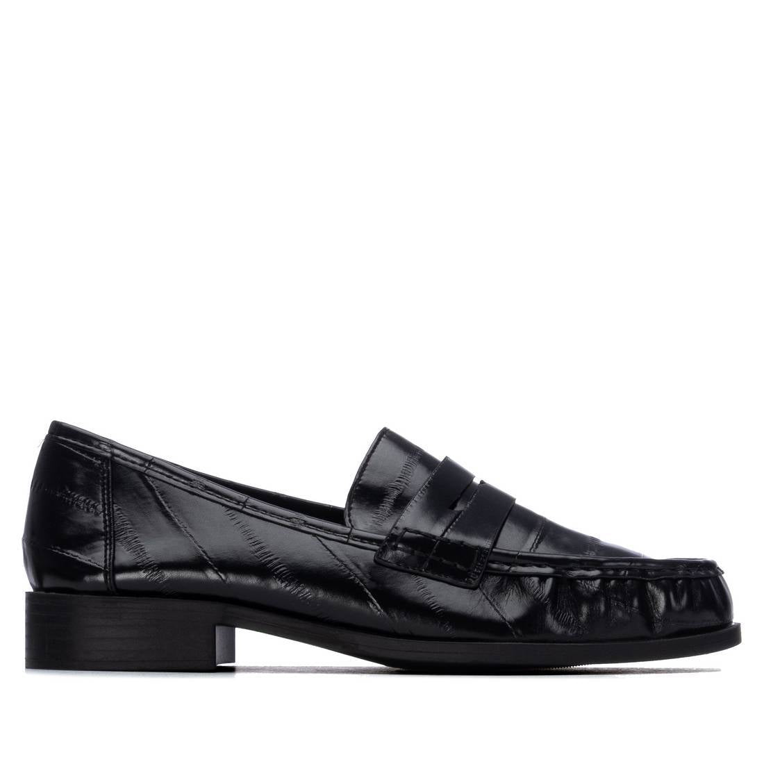 Mocassim Xti preto penny loafer com efeito pele brilhante, vista lateral exterior sobre fundo branco
