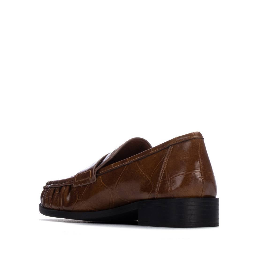 Vista traseira três quartos do mocassim Xti camel com cosidos gravados e tacão de 3 cm