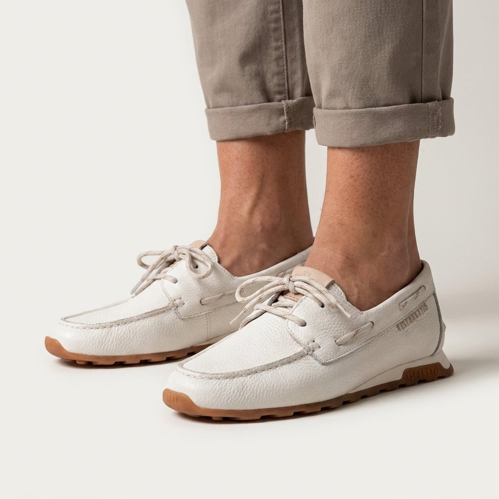Pormenor das pernas de um modelo a usar o par de Mocassins Hispanitas Zinnia brancos, com calças arregaçadas.