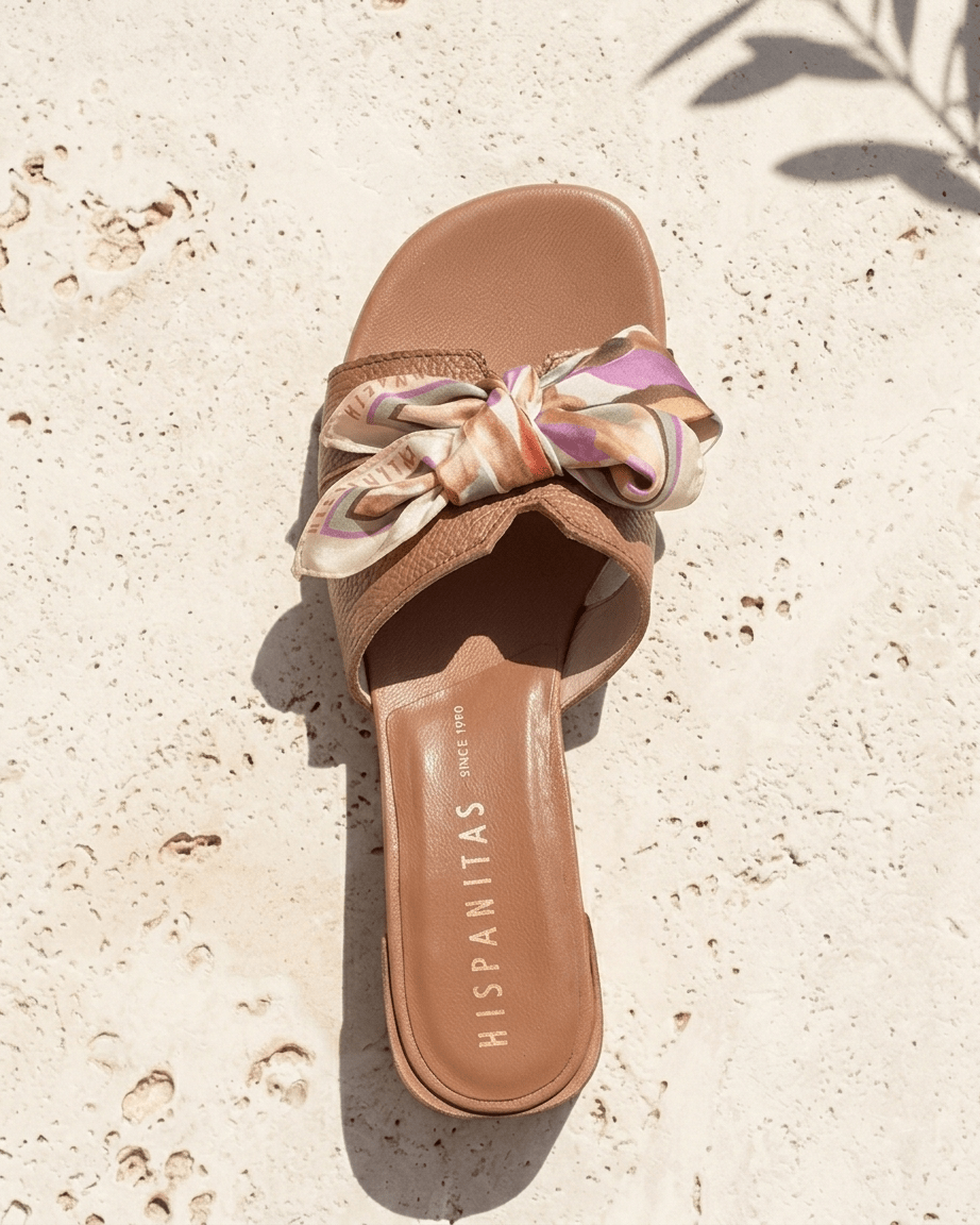 Mule Hispanitas Tulipan em Couro Amêndoa | Laço Decorativo | Triflow - Roma Pell