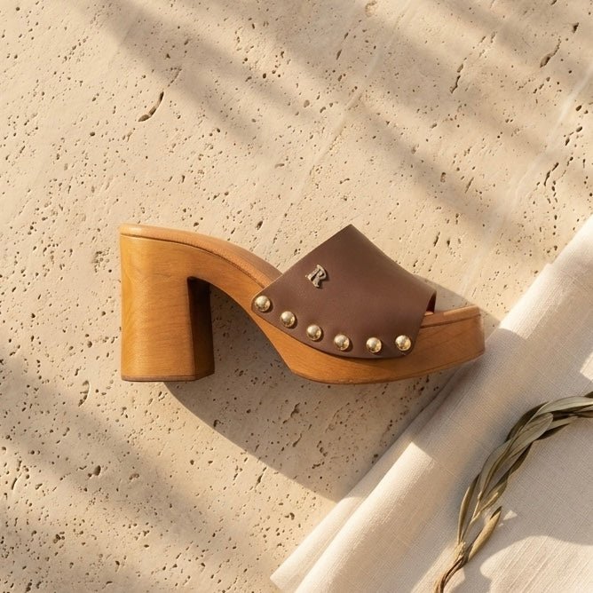 Mule Ruika Bloco Compensado em Pele Camel com Tachas Douradas - Roma Pell