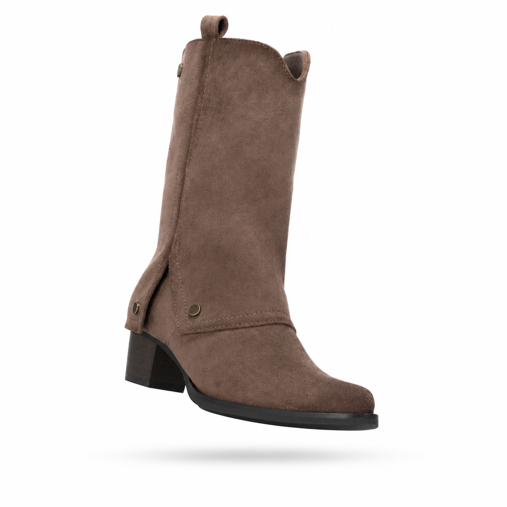 Botim XTi taupe em antelina com cano de pregas e botão metálico, packshot em levitação sobre fundo branco