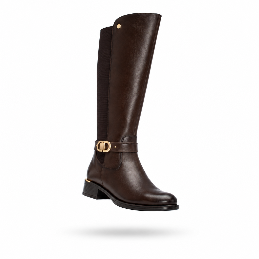 Bota cavaleira Carmela em pele castanha com fivela metálica dourada, packshot em levitação, vista de três quartos