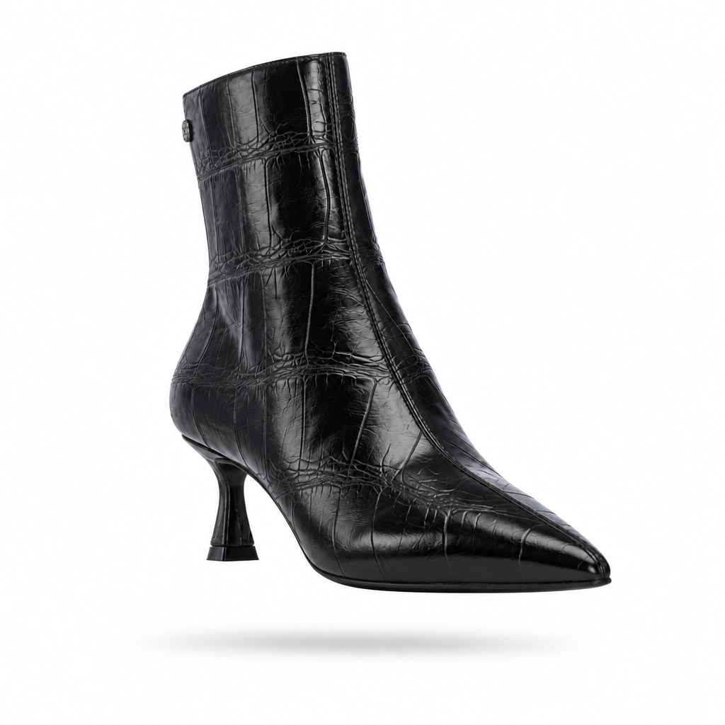 Botim XTi preto efeito croco com tacão taça de 6 cm e bico fino, vista de três quartos em fundo branco