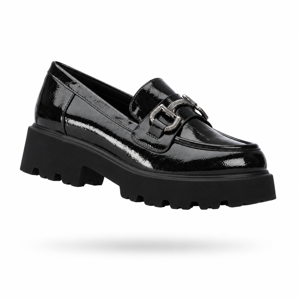 Mocassim XTi em verniz kaki escuro com adorno metálico e sola plataforma, em levitação sobre fundo branco