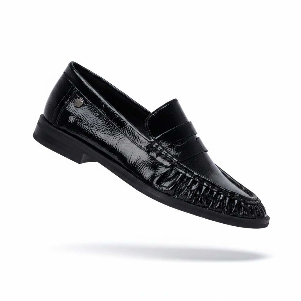 Mocassim em pele envernizada preta, vista lateral em ângulo, packshot em fundo claro