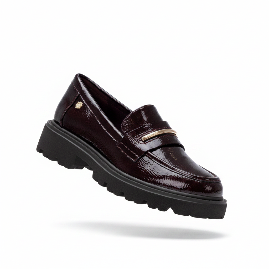 Mocassim Carmela em verniz bordeaux, vista lateral flutuante, sola preta robusta tipo lug