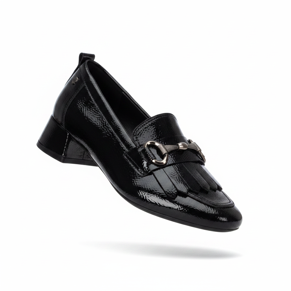 Mocassim Carmela em verniz preto com horsebit e franja, packshot