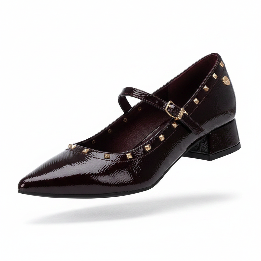 Sapato feminino Xti 146220 em bordeaux com acabamento em verniz, tira de tornozelo com fivela e studs piramidais dourados (imagem provisória, a rever)