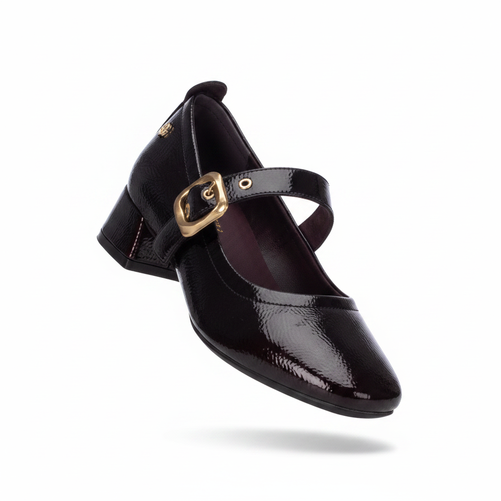 Sapato Mary Jane Carmela em verniz bordeaux, fivela dourada, packshot