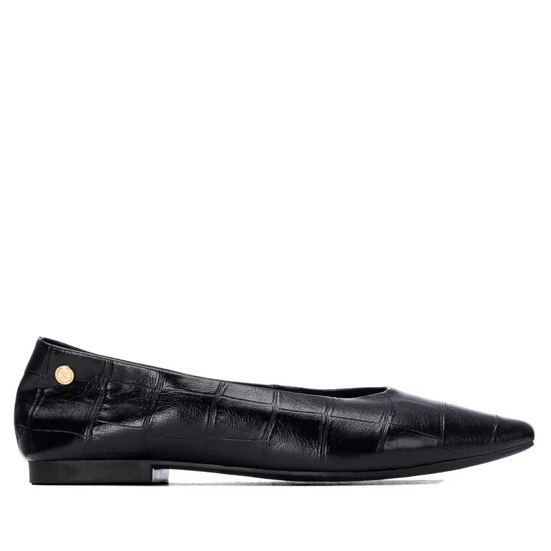 Sabrina XTi preta em material efeito crocodilo, vista lateral, com rebite dourado e sola fina