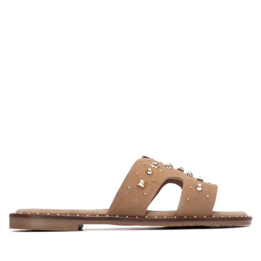 Sandália Carmela com Tachas | Conforto e Estilo Feminino - Roma Pell