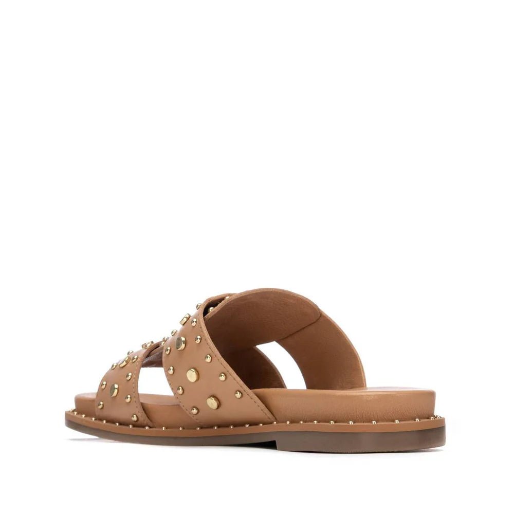 Sandália Carmela em Couro com Tachas | Conforto e Estilo - Roma Pell