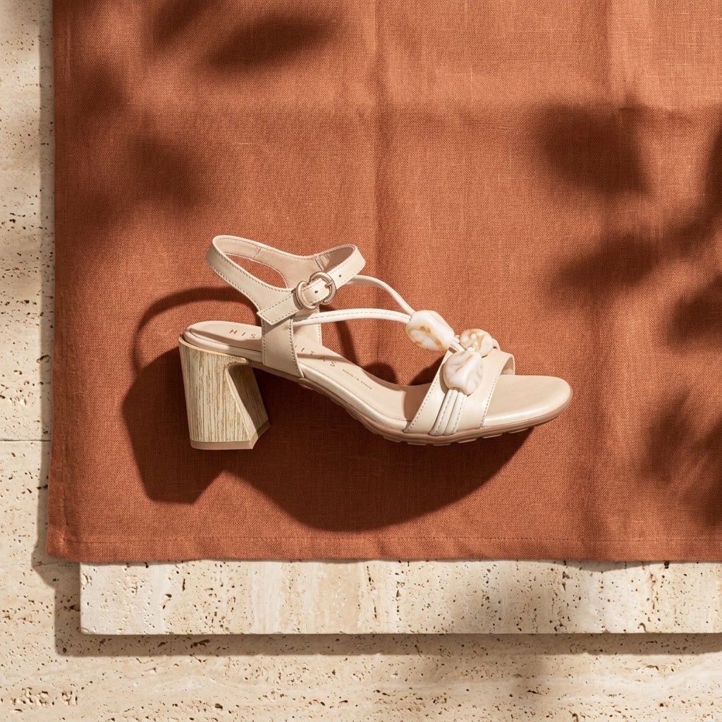 Sandália Hispanitas Creme em still life sobre tecido terracota, com salto bloco em efeito madeira - Roma Pell