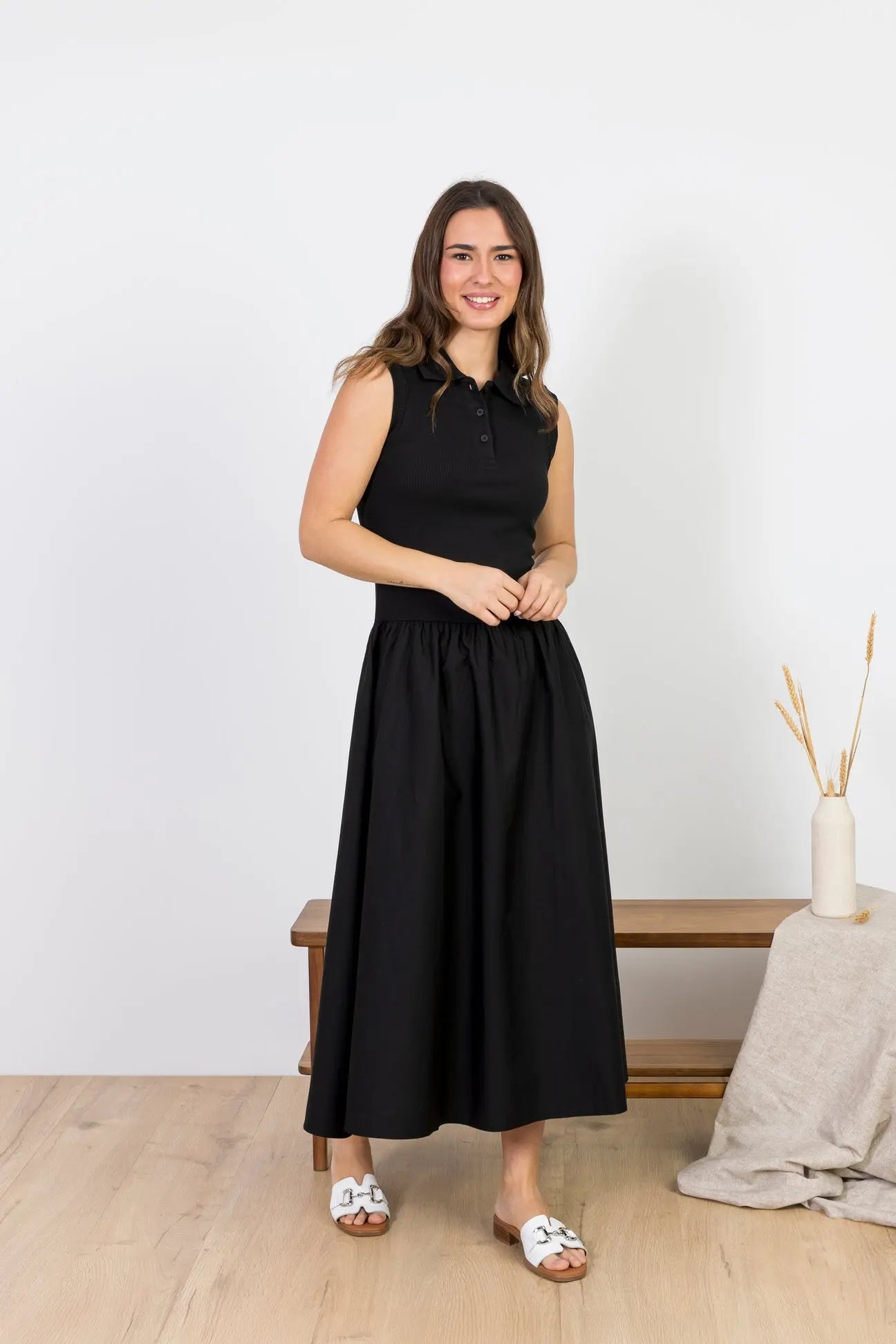 Sandália Indira em Couro Branco com Detalhes Prateados - Roma Pell