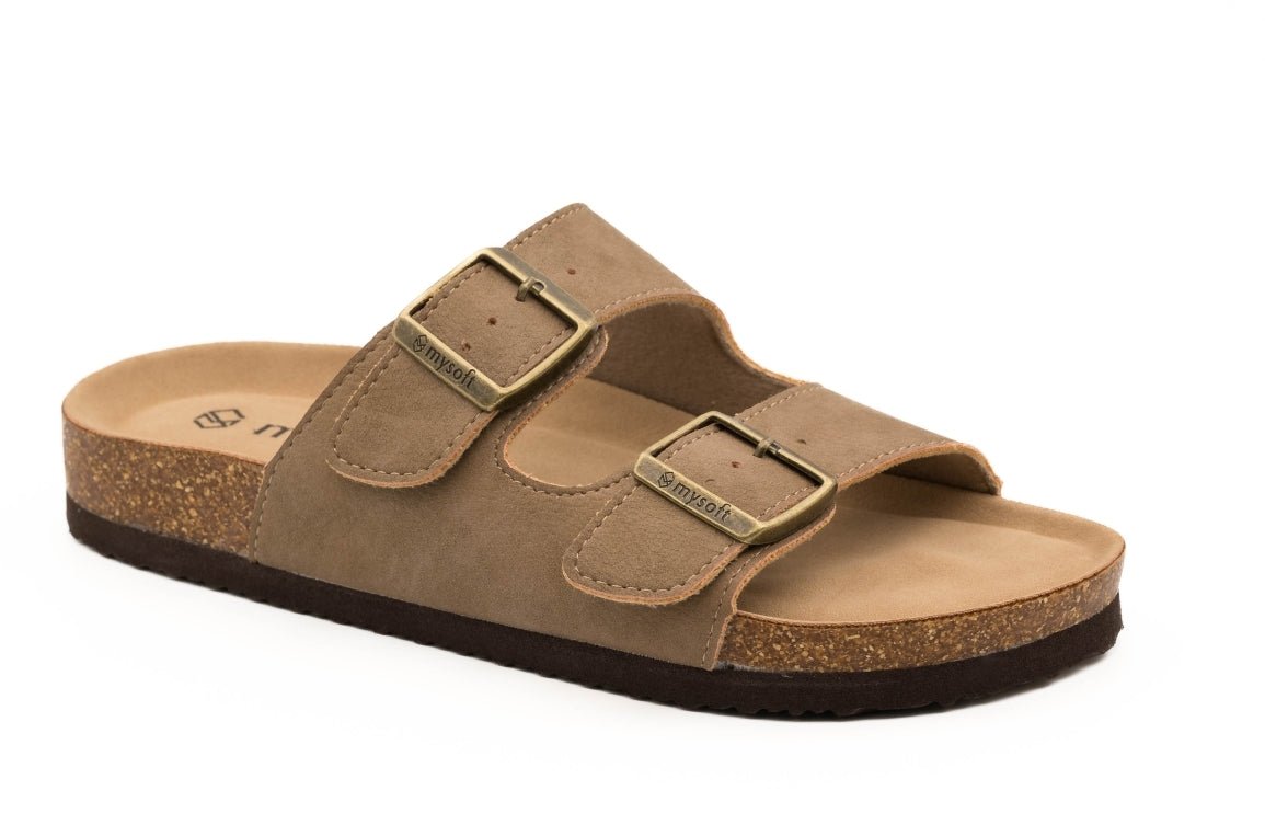 Sandália feminina Mysoft Bio 25M075 em efeito camurça taupe, vista em ângulo de três quartos, com dupla fivela bronze envelhecido com logótipo Mysoft, palmilha bege e base de cortiça com sola escura — Roma Pell
