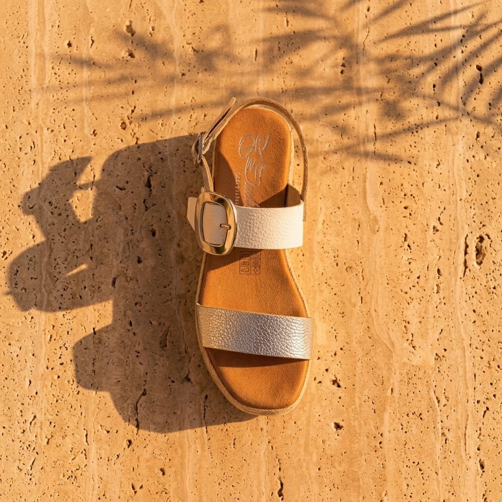 Sandália plataforma Oh My Sandals 6024 sobre superfície de cortiça com luz natural — verão | Roma Pell