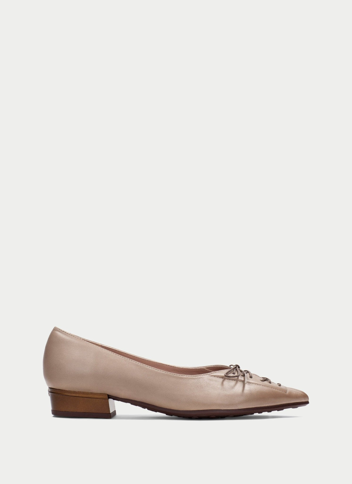 Sapatilha Hispanitas Ginebra Taupe, vista lateral em fundo neutro, com salto metálico de 2,5 cm