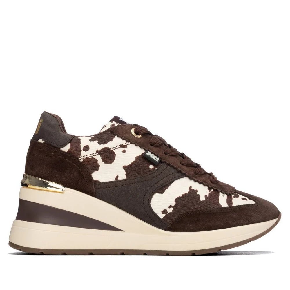 Sapatilha Xti Castanha com estampado animal print, vista lateral em fundo branco