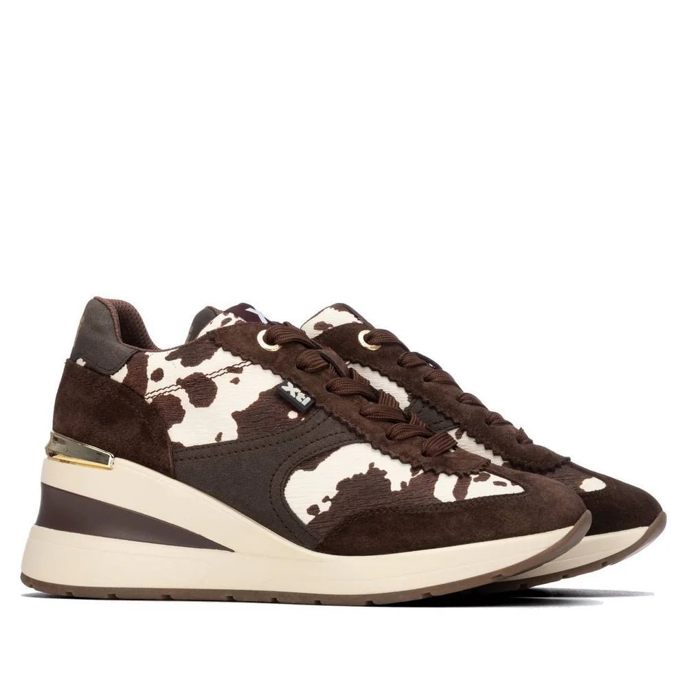 Par de Sapatilhas Xti Castanha com estampado animal print em fundo branco