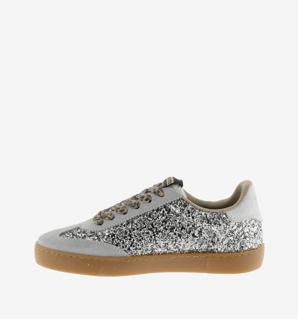 Ténis Victória glitter prata-escuro com camurça cinza-clara, atacadores animal print, sola caramelo, vista lateral