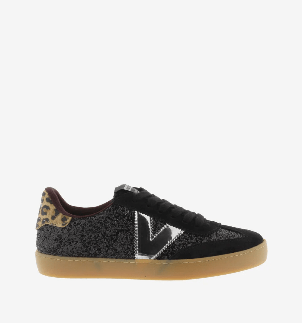 Ténis Victória em glitter preto, contraforte em animal print e forro bordeaux, logotípo V branco, sola caramelo, vista lateral