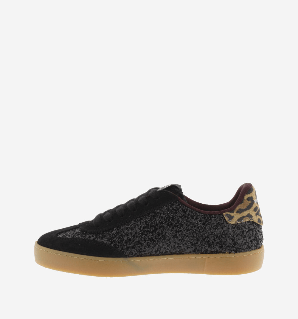 Ténis Victória glitter preto, vista lateral aproximada, forro interior bordeaux, contraforte em animal print