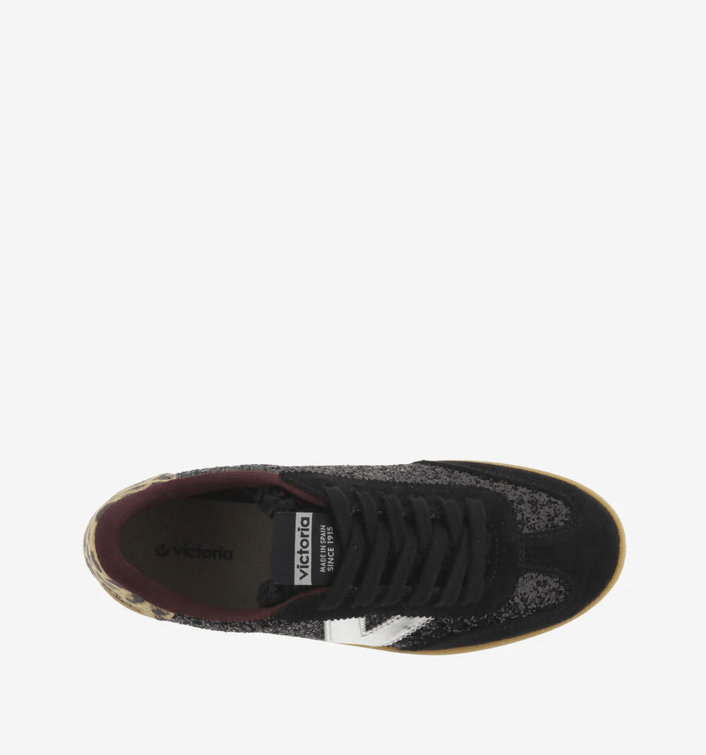 Ténis Victória glitter preto, vista de cima, forro bordeaux e etiqueta Victoria Made in Spain visível na língua