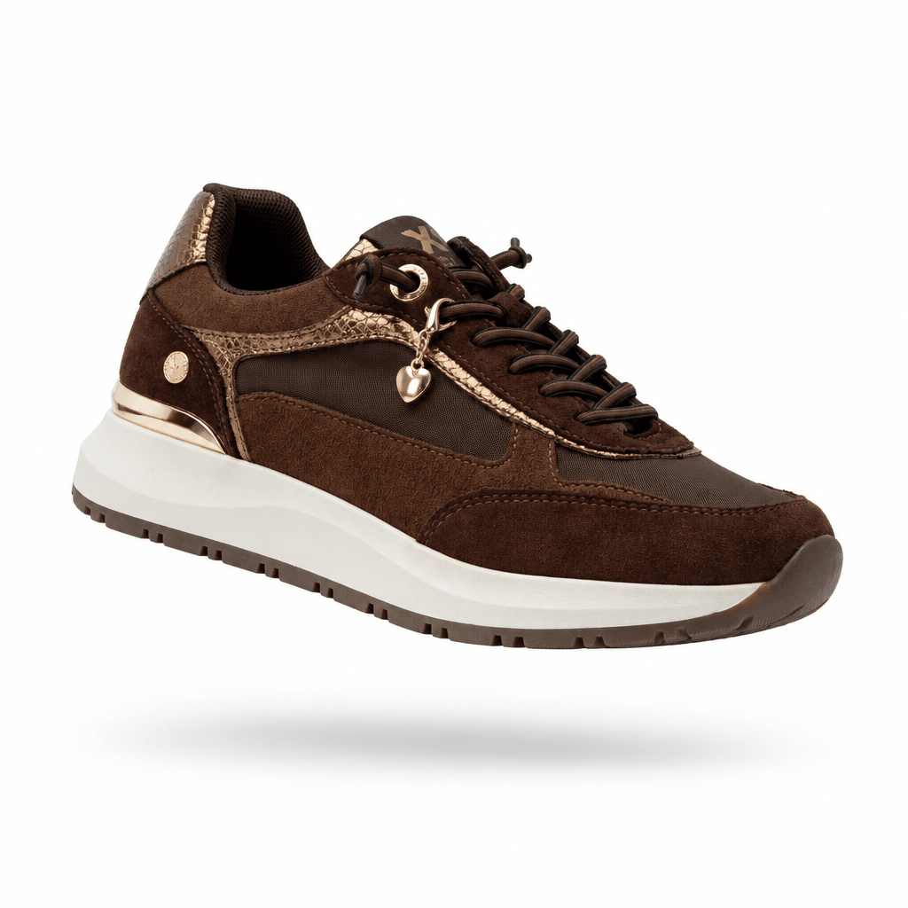 Packshot em levitação da sapatilha XTI castanha com detalhes bronze, pendente em coração e sola creme, vista lateral sobre fundo branco
