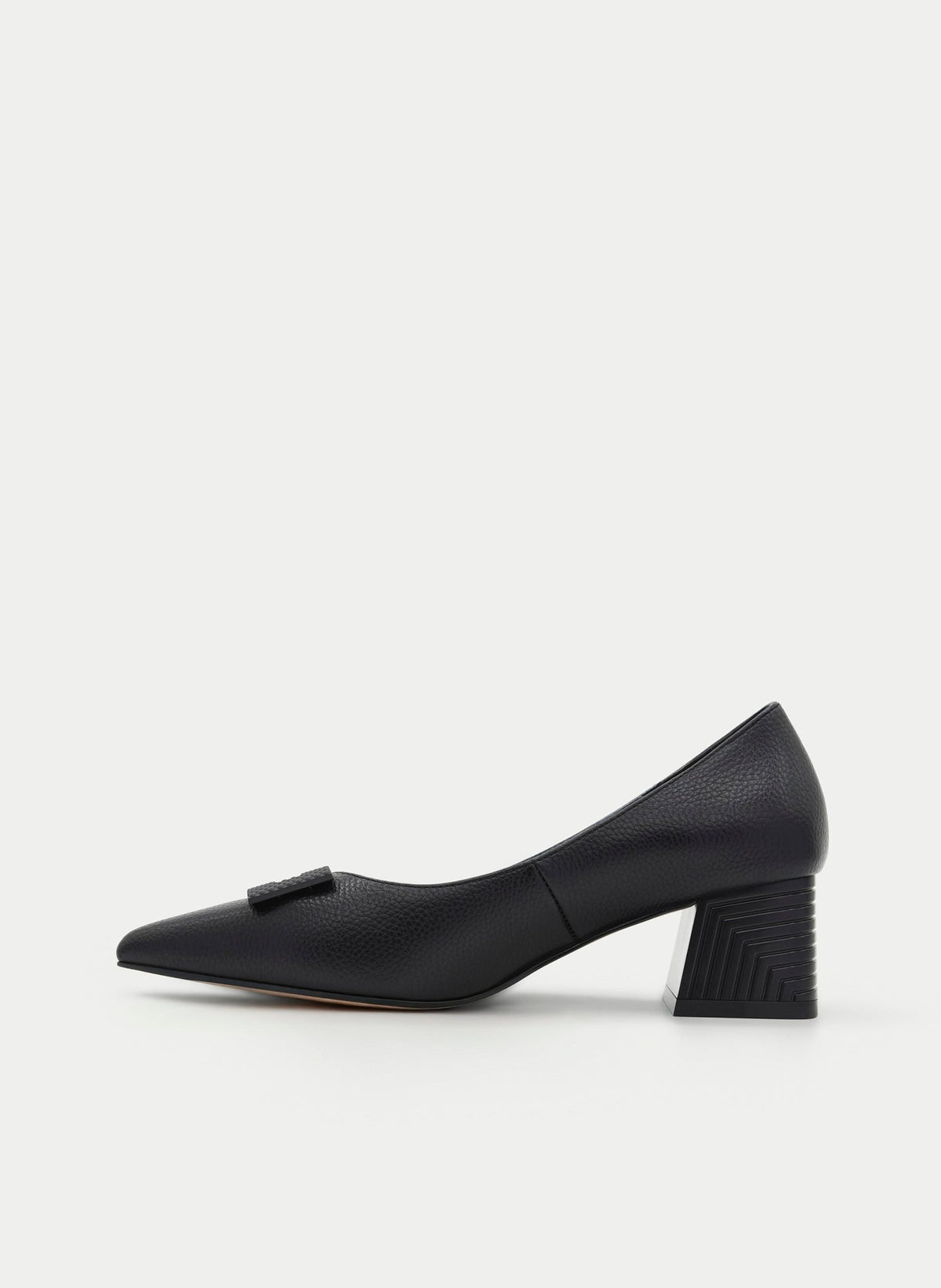 Sapato clássico Azarey preto, vista lateral interior com bico fino e tacão geométrico de 5 cm, fundo claro