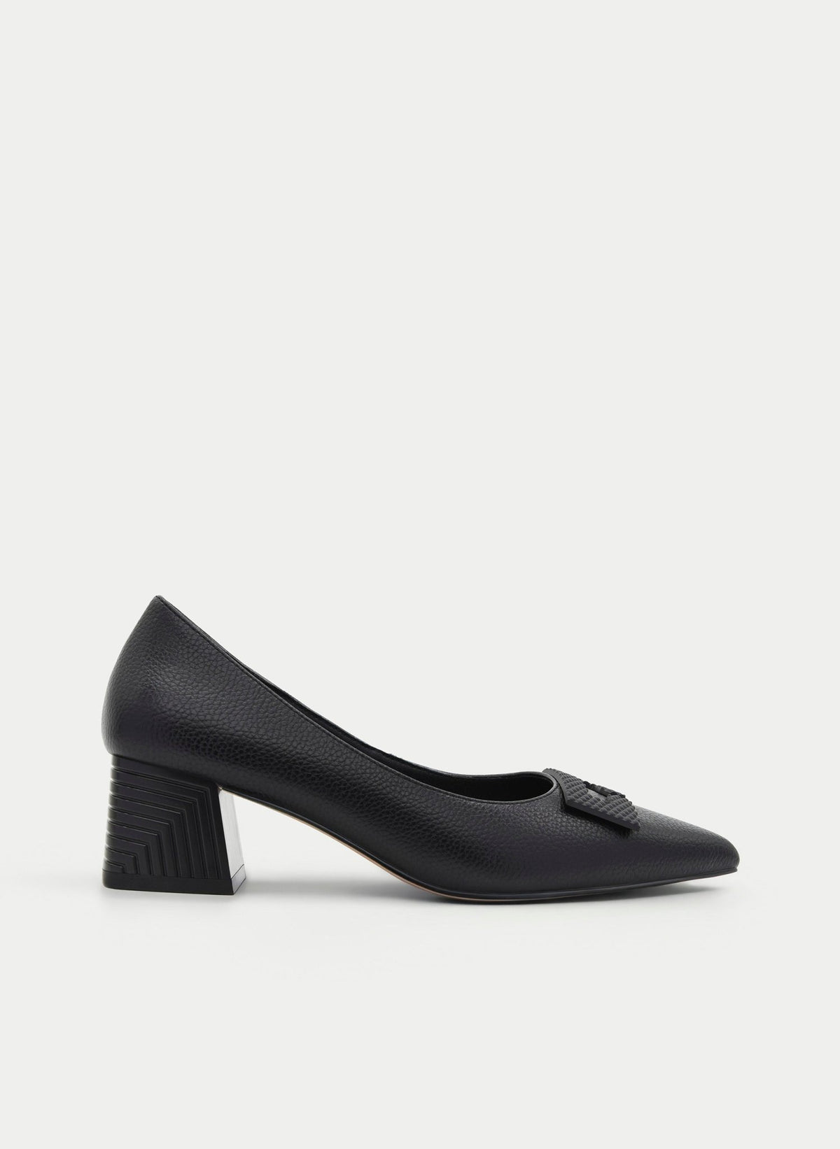 Sapato clássico Azarey preto, vista lateral com tacão geométrico de 5 cm e adorno no peito do pé