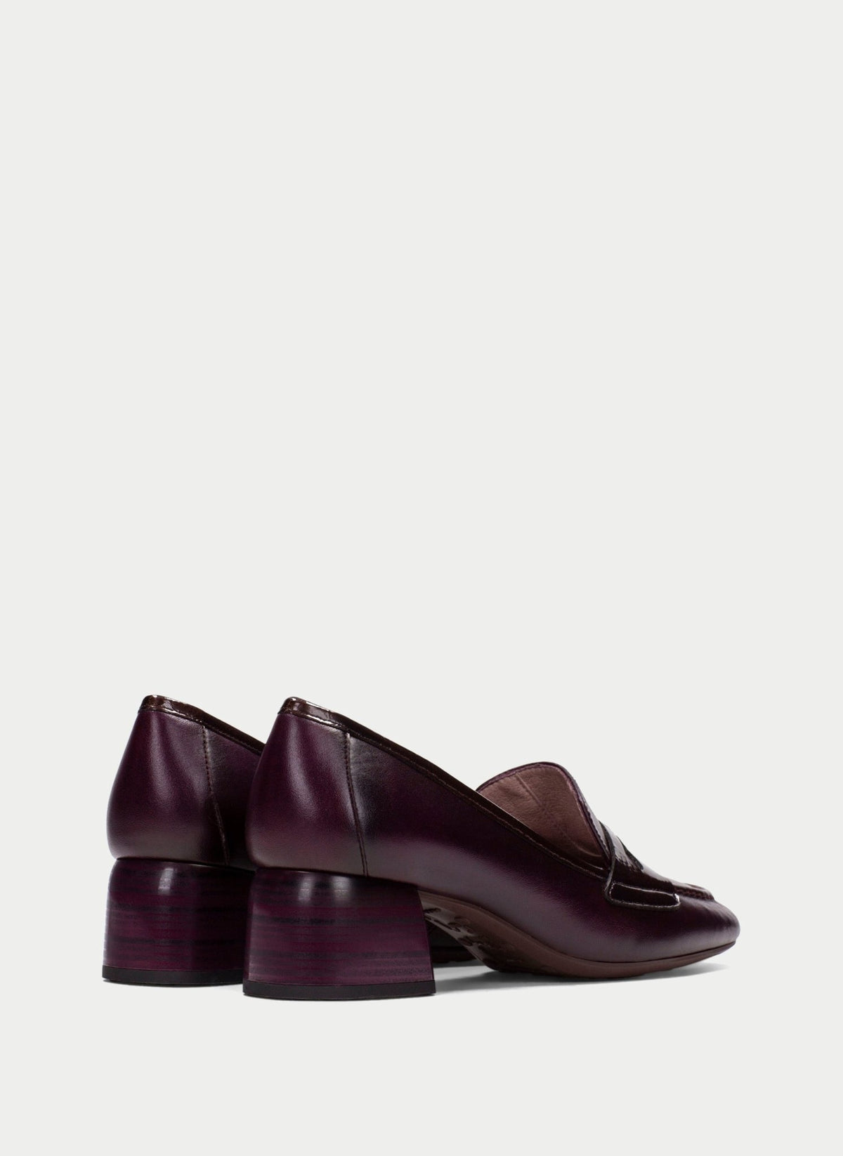 Par de Sapatos Femininos Hispanitas Bordeaux, vista traseira em fundo neutro, mostrando o salto médio