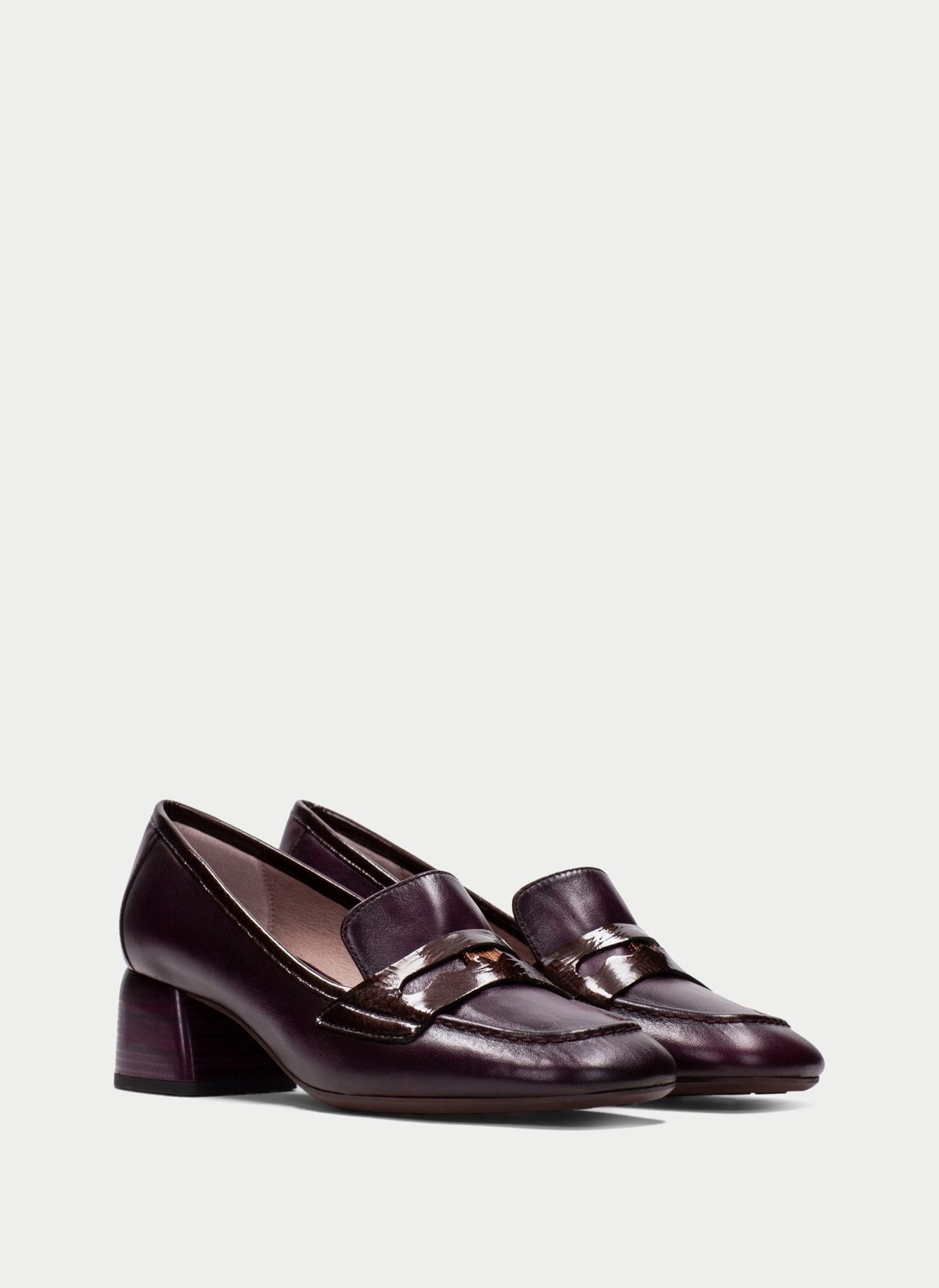 Par de Sapatos Femininos Hispanitas Bordeaux, vista frontal em fundo neutro