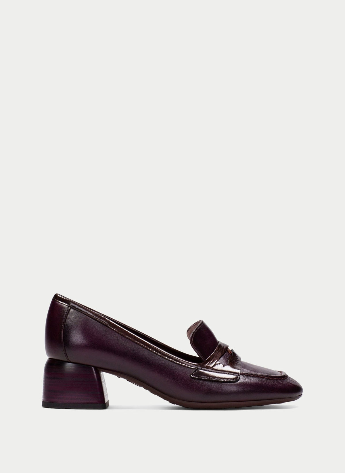 Sapato Feminino Hispanitas Bordeaux, vista lateral em fundo neutro, mostrando a tira decorativa bicolor