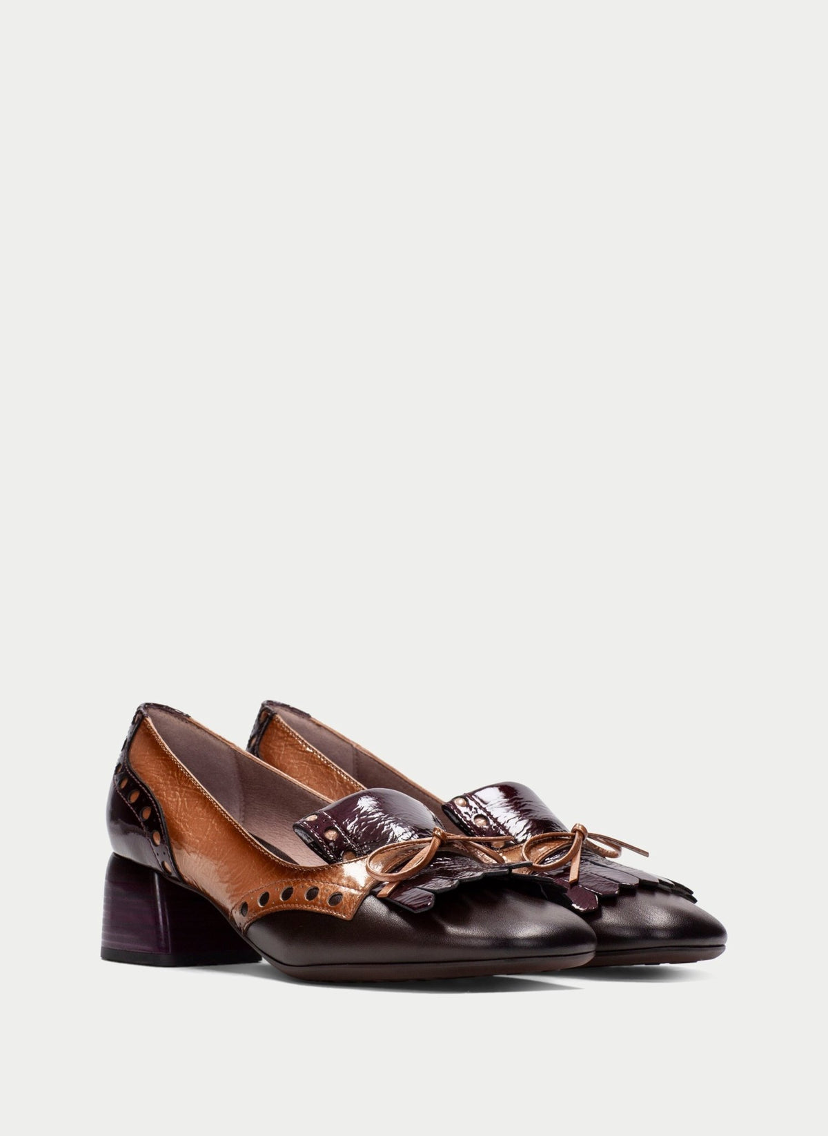 Par de Sapatos Hispanitas Varsovia Tricolor, vista lateral em fundo neutro, com salto médio em bloco